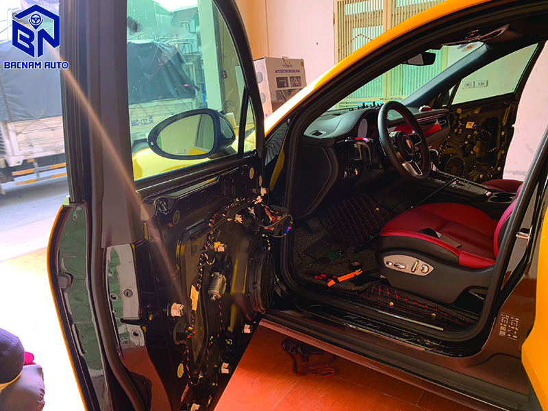 Cửa hít ô tô cho xe porsche macan gồm hệ thống gồm 4 thiết bị được lắp đặt vào hệ thống cửa xe