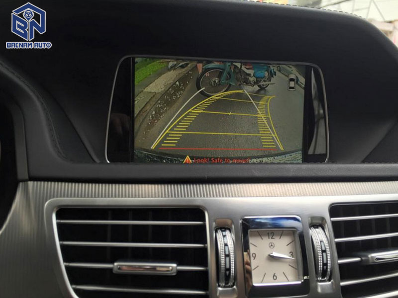 Kết nối với thiết bị màn hình DVD ô tô trong xe, giúp bạn quan sát dễ dàng hình ảnh bên ngoài xe trực quan ngay trên màn hình kết nối.