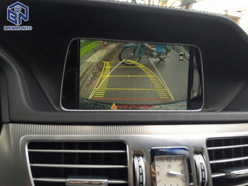 Hình ảnh hiển thị do mắt camera lùi ô tô được gắn phía sau xe ghi lại
