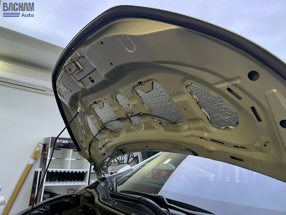 Vị trí dán cách âm chống ồn GT Gran Turismo tại nắp capo cho ô tô 2