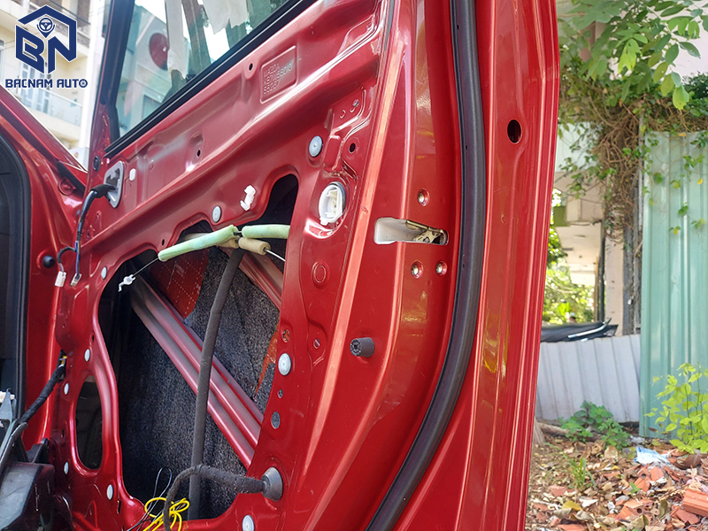 Việc lắp đặt cửa hít ô tô cho xe Mazda CX8 giúp chiếc xe thêm phần sang trọng, tiện nghi